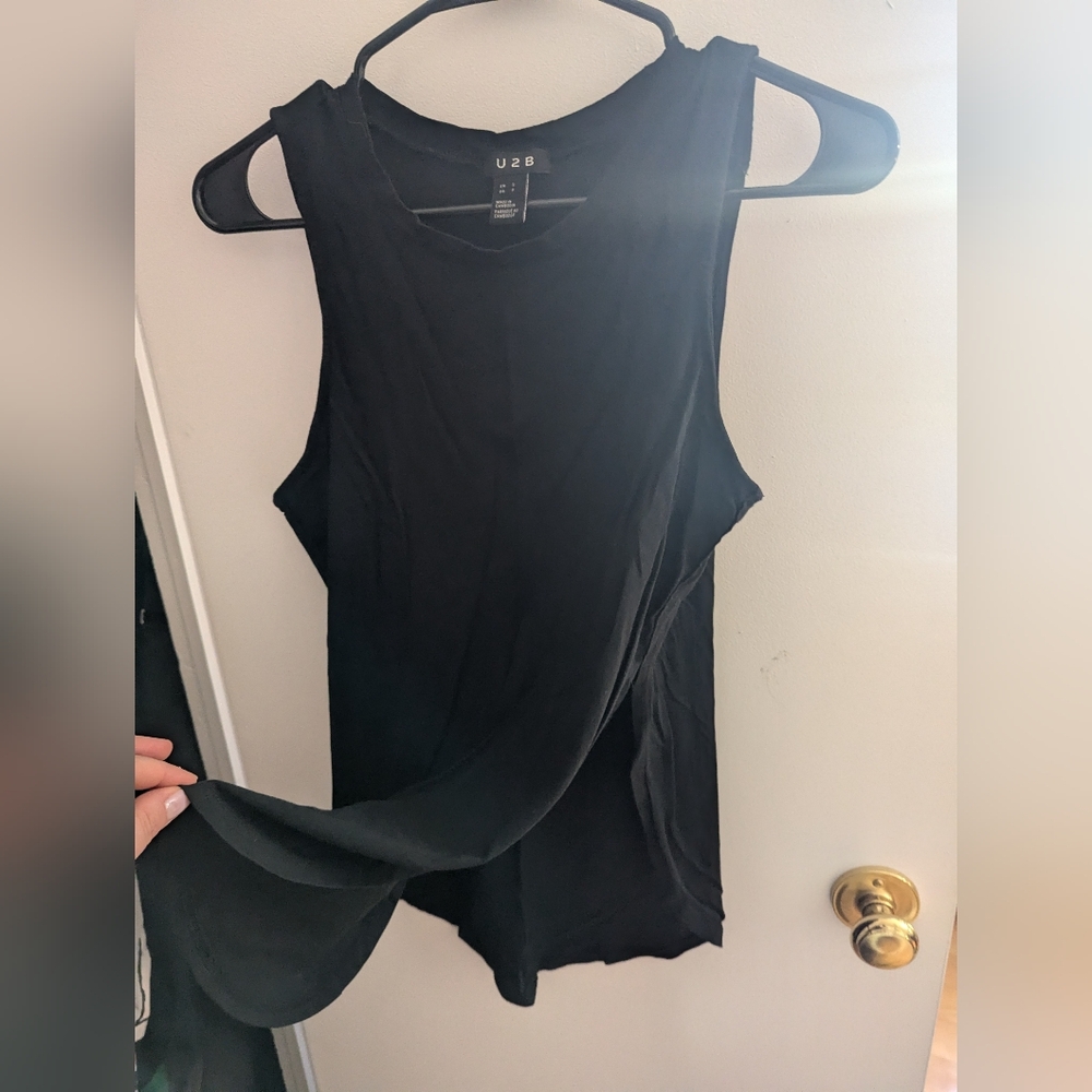 Simple Tank Top 🖤 - Picture 2 of 2